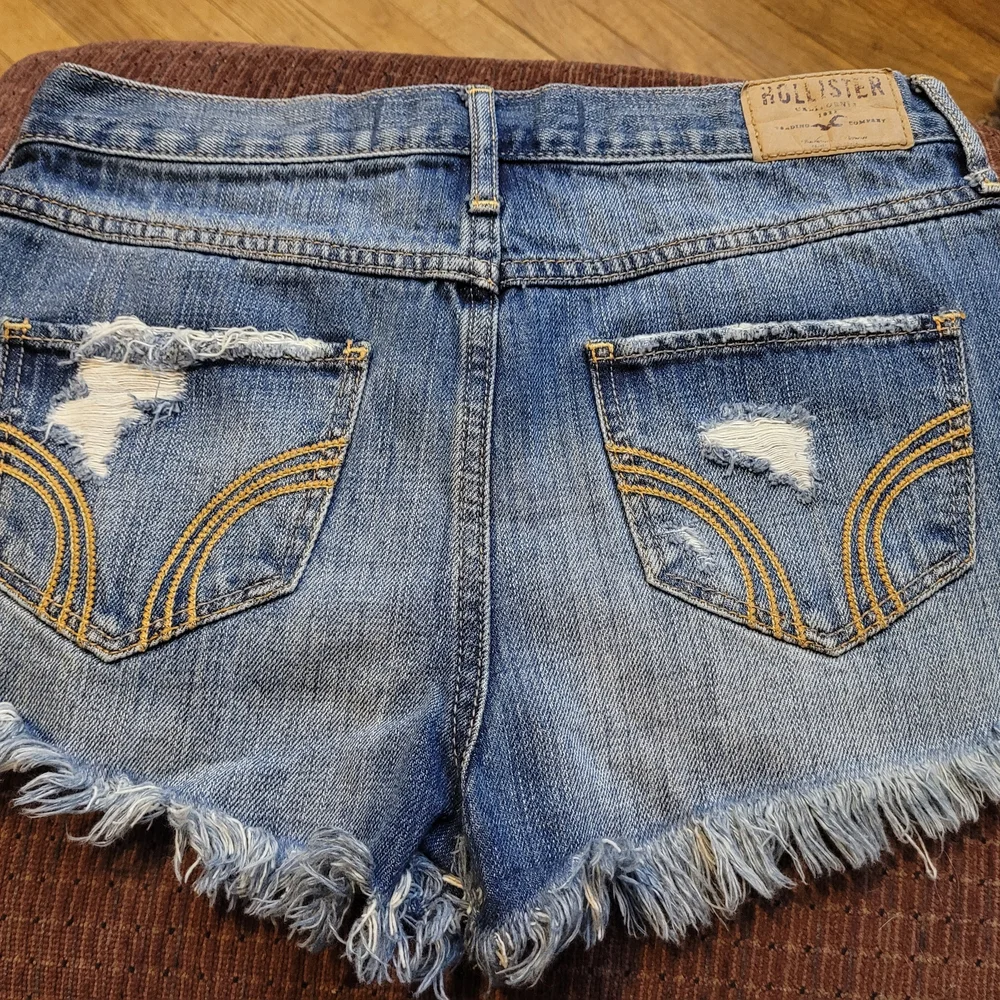 Hollister Distressed Denim Shorts Sz.1 - Picture 3 of 3